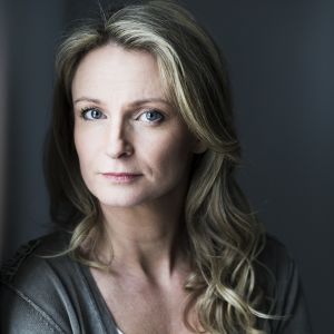 Anna Sundberg har skrivit en bok om sin tid i al-Qaida. En kvinna tittar allvarligt in i kameran.