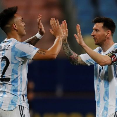 Lionel Messi och Lautaro Martinez firar ett mål. 