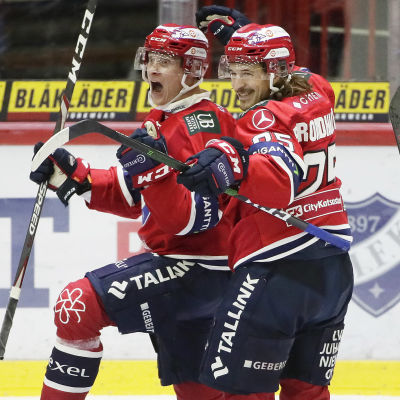 HIFK firar mål i hockeyligan.