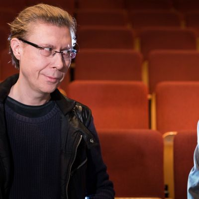 Esa Leskinen ja Vesa Vierikko Ryhmäteatterin katsomossa