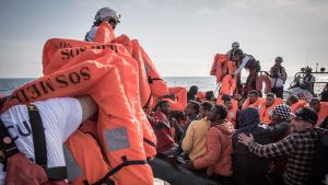 Frivilligorganisationer räddade nästan hälften av dem som hittades i sjönöd på Medelhavet under fjolåret, visar statistik från den italienska kustbevakningen. Flyktingar på Medelhavet