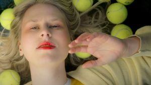 Armé med Sandra Långbacka (musikvideo) Sandra ligger bland tennisbollar
