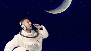 Jari Mäkinen avaruuspuvussa, taustalla Kuu