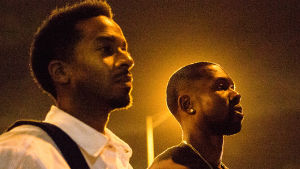 Bäste kompisen Kevin (André Holland) och Chiron / Black (Trevante Rhodes) Kevin (André Holland) och Chiron (Trevante Rhodes) står bredvid varandra på en gata om natten.