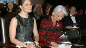 Elisabeth arbetade i 32 år som presschef och hovmarskalk för den svenska kungafamiljen. Här är hon med kronprinsessan Victoria i Uppsala 2004. Prinsessan Victoria och Elisabeth Tarras-Wahlberg sitter bredvid varandra.