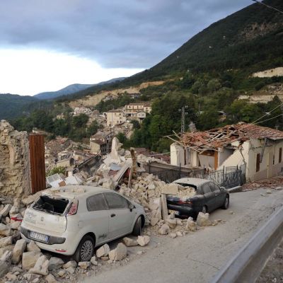 Skador efter en jordbävning i Apenninerna i Italien