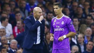 Zinedine Zidane med sin superstjärna Cristiano Ronaldo. Zinédine Zidane, Cristiano Ronaldo.