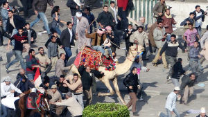 Anhängare och motståndare till Egyptens tidigare president Hosni Mubarak drabbade samman på Tahrirtorget i Kairo i februari 2011. Anhängare och motståndare till Egyptens tidigare president Hosni Mubarak drabbar samman på Tahrirtorget i Kairo i februari 2011.