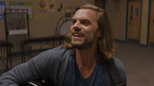 Det är aldrig för sent!. Matt Ellis spelar mussalärare med stora drömmar. Matt Ellis med gitarren i famnen.