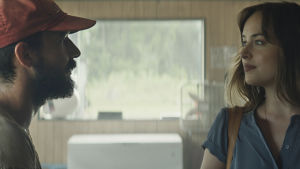 Har du sett Zak? Eleanor (Dakota Johnson) möter Tyler (Shia LaBeouf). Tyler (Shia LaBeouf) och Eleanor (Dakota Johnson) står mitt emot varann och ser allvarligt på varandra.