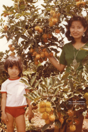 Kim tillsammans med sin mamma i Vietnam. Bilden är tagen från kokboken En mamma och ett barn bland rambutangrenar.