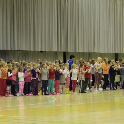 Metkuillaan-lastenkuoro kenraaliharjoitukset kuoronjohtajana Sari Kaasinen