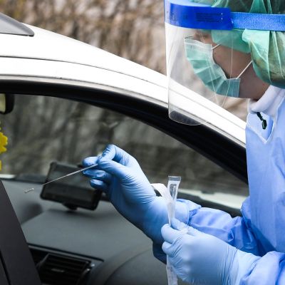 Terveyspalveluyritys Mehiläisen koronaviruksen drive-in-testausasema Espoossa 18. maaliskuuta.