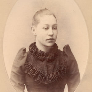 Teinityttö Maria Kopjeff. Kuvattu pietarilaisessa valokuvaamossa joskus 1890-luvulla.