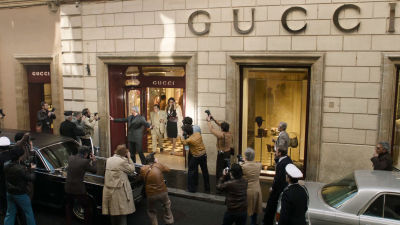 Modehuset Gucci utifrån med pressfotografer överallt.
