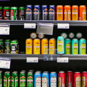 Oluttölkkejä K-Supermarket IsoKristiinassa.