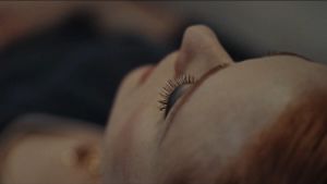 Alice (Emelie Wallberg) vill absolut ligga på en soffa då hon talar med terapeuten. kortfilm ett kammarspel
