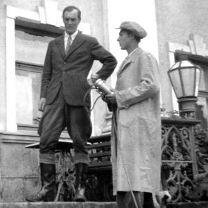 Tuntematon nainen, Ernst von Born ja maisteri Schildt Sarvilahden kartanon portailla. Maisteri Schildt haastattelee Ernst von Bornia.