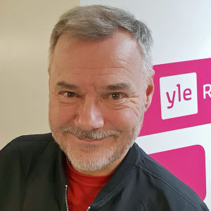 Jaakko Selin poseeraa Yle Radio 1:n käytävällä.