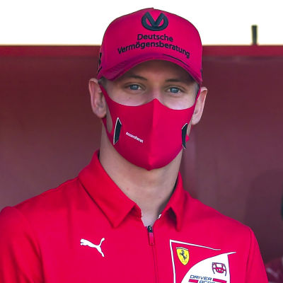 Mick Schumacher i Ferraris tröja.