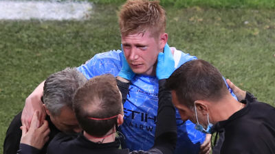 Kevin de Bruyne poistuu kentältä.