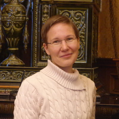 Porträtt av Ruth Illman, föreståndare för Donnerska institutet vid Åbo Akademi.