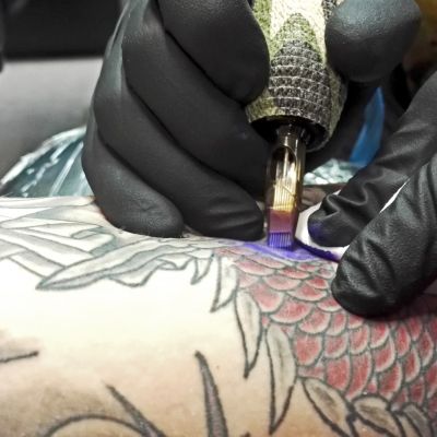 Porilainen tatuointiartisti Tuoppi Latvala tekee tatuointia asiakkaalle. (kuvituskuva)