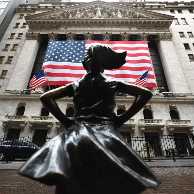 Fearless Girl -patsas New Yorkin pörssin edustalla.