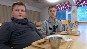 Emil Mannil och Eemeli Ylilauri Emil Mannil och Eemeli Ylilauri dricker lättmjölk.