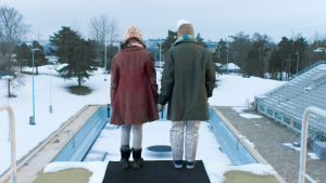 Fakira och Felix tvekar, de vet inte om de vågar hoppa. Felix och Fakira från kortfilmen Dans på tunn is.