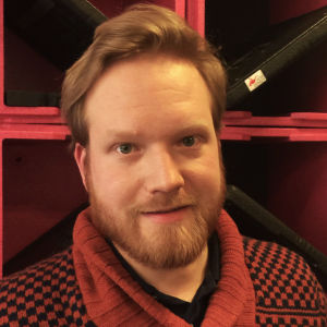Robert Torvelainen har själv promenerat till jobbet i dag. Halvbild på Robert Torvelainen.