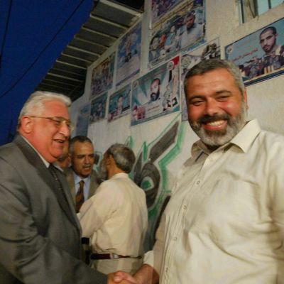 Hamas politiska ledare Ismail Hanyia skskar hand med ledaren för en egyptisk delegation till Gaza.