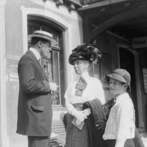 Äldre kvinna, ynre man och pojke på perrong vid järnvägsstation. Edith Södergrans samling