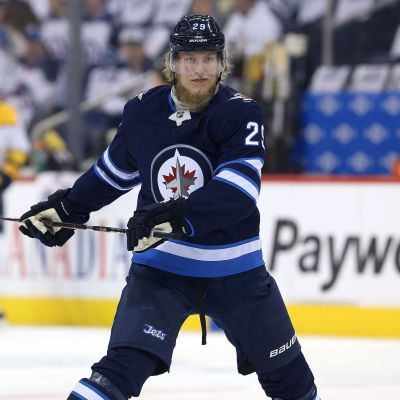 Patrik Laine kaukalossa NHL:n pudotuspeliottelussa Nashville Predatorsia vastaan.