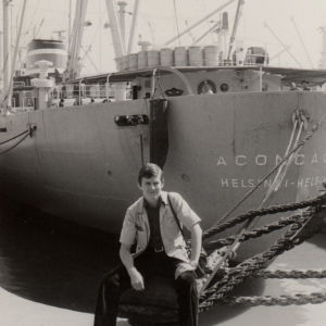 Rauli Virtanen Buenos Airesin satamassa vuonna 1973. Taustalla Etelä-Amerikan linjan m/s Aconcagua. Ulkomaankirjeenvaihtaja Rauli Virtanen istuu satamassa. Taustalla laiva, kuvattu vuonna 1973.