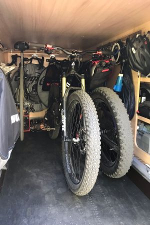 Tre cyklar finns i husbilens lastrum. Björn Roos tre cyklar i husbilens lagringsrum