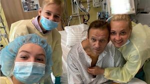 Aleksej Navalnyj och hans fru Yulia Navalnaja på sjukhuset i Berlin där han vårdades. Aleksei Navalnyi perheensä ympäröimänä sairaalasängyssä.