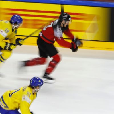 Ruotsin Dennis Everberg ja Kanadan Jeff Skinner.
