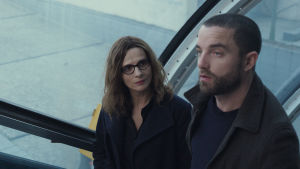 De unga tu. Claires (Juliette Binoche) och Ludos (Guillaume Gouix) relation går inte alltid uppåt. Claire i rulltrappan med sin unga älskare Ludo.