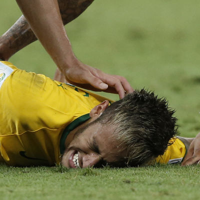 Brasiliens Neymar skadar sig illa under semifinalen mot Colombia.