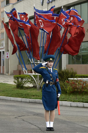 Hela Pyongyang har pyntats i rött och stora blombuketter och röda fanor hänger vid gator och torg Hela staden har pyntats i rött och stora blombuketter och röda fanor hänger över gatorna