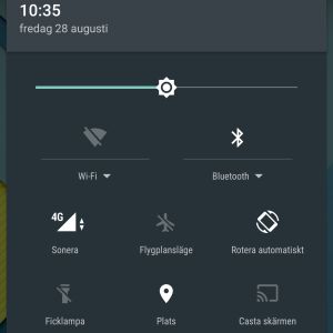 På en Android får du fram snabbmenyn eller notifikationpanelen genom att svepa neråt från den övre kanten av skärmen. notifikationspanel på Android