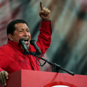 Hugo Chavez pitää puhetta puhujan pöntössä