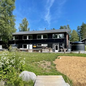 Ett stort mörkt trähus.