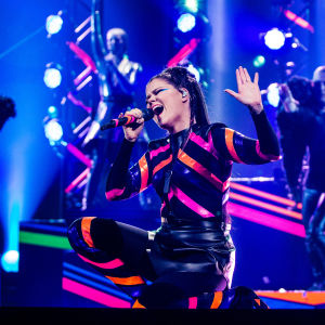 Saara Aalto esittää kappaleen Monsters Uuden Musiikin Kilpailussa