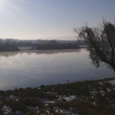 Höstmorgon vid floden Dnestr i Moldavien
