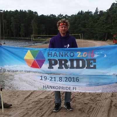 Kyrkoherde Anders Laxell, företagaren Anders Augustsson och producenten Titti Myhrberg engagerar sig i Hangös första festival för sexuella minoriteter.