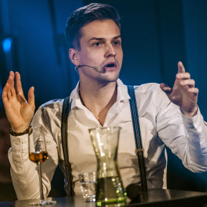 Mikael Saari Uuden Musiikin Kilpailun finaalissa.