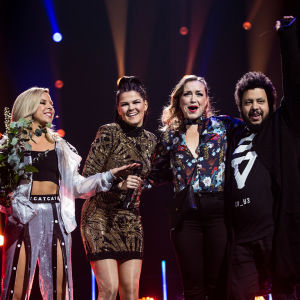Saara Aalto juhlistamassa voittoaan lavalla Krista Siegfridsin, Joy ja Linnea Debin kanssa Uuden Musiikin Kilpailussa 2018