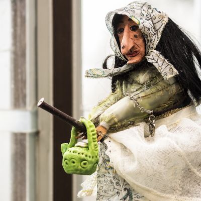 Noita-akka pääsiäiskoriste ikkunassa.